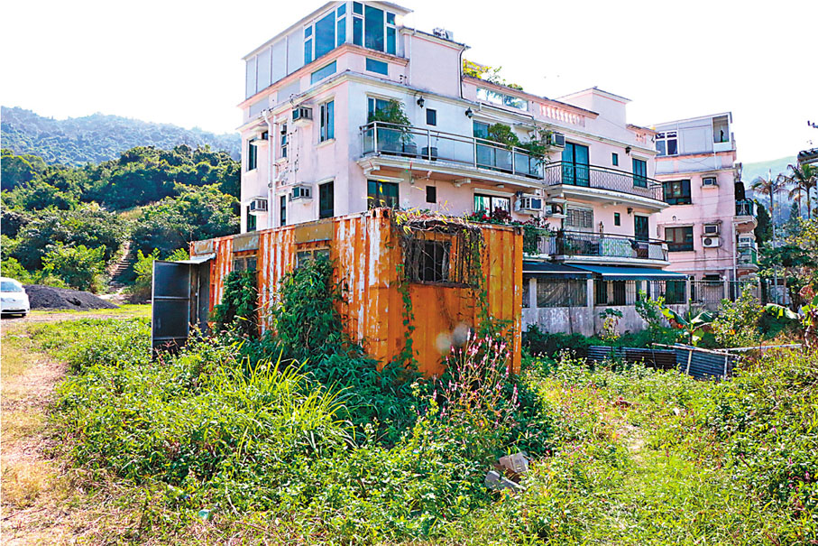 ●大窩村內藏參貨櫃。 香港文匯報記者 攝