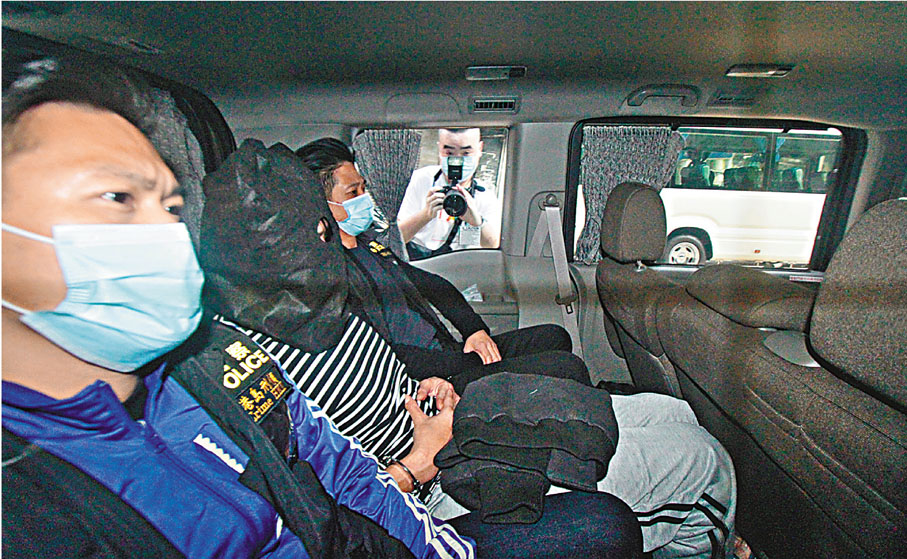 ●警員拘捕綁匪帶署。  香港文匯報記者 攝