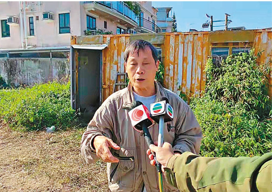 ●大窩村村民周先生取出鉸剪及木梯營救遭綁架主僕。