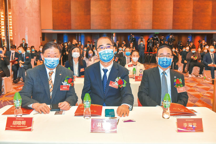 ●左起：香港大公文匯傳媒集團副總編輯吳德祖、紫荊雜誌社總編輯李海堂。