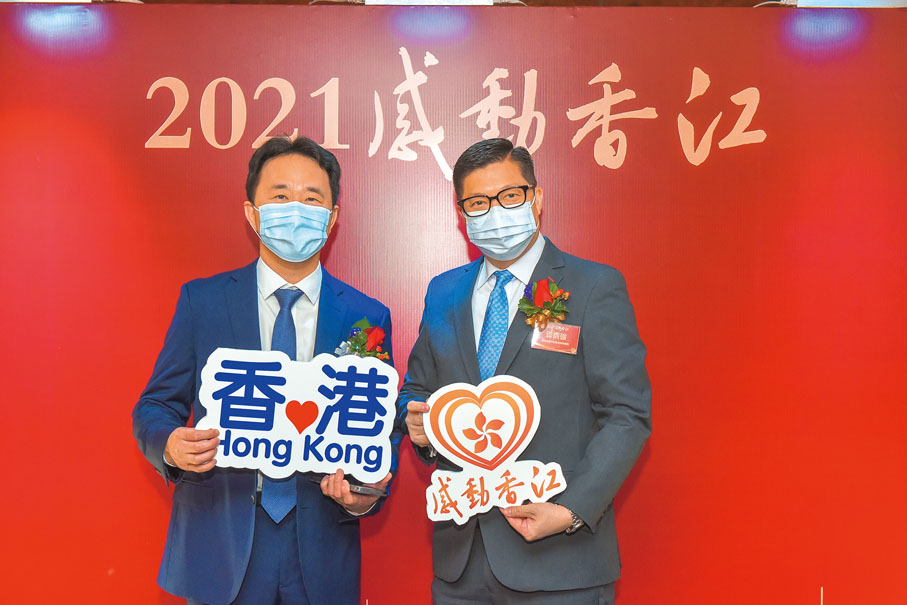 ●左起：香港大公文匯傳媒集團執行總經理韓紀文、香港特別行政區保安局局長鄧炳強。