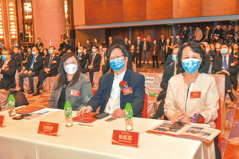 ●左起：星島日報集團有限公司副主席、聯席行政總裁郭曉亭，明報報業有限公司董事甘煥騰，鏡報文化企業有限公司執行社長徐新英。