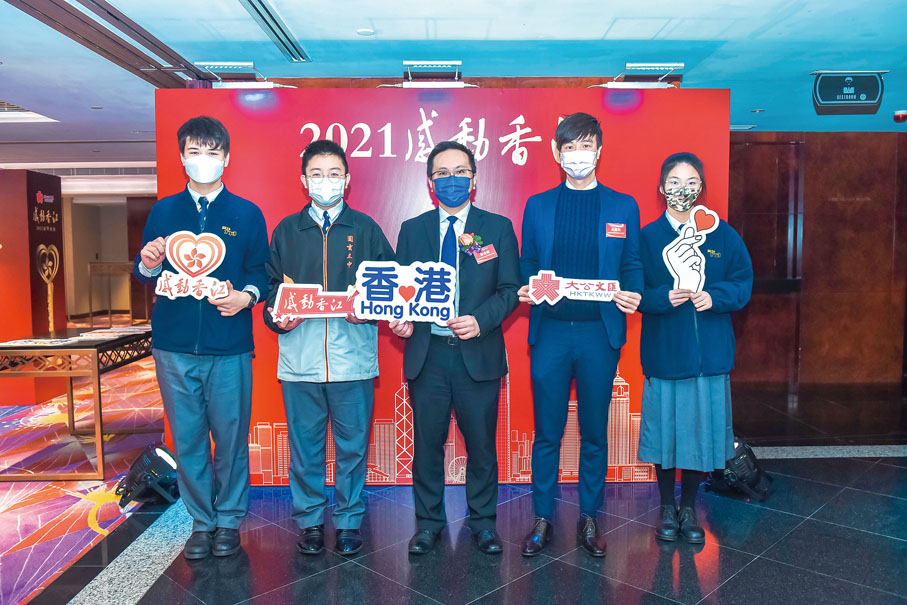 ●左起：香港道教聯合會圓玄學院第三中學校長賴俊榮（左三）與師生合影留念。