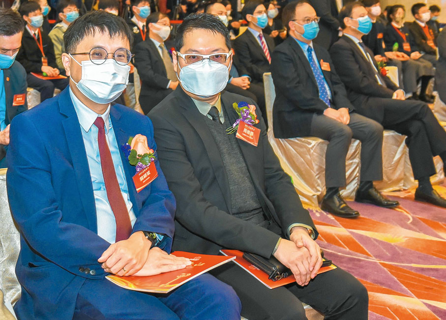 ●左起：漢華中學校長關穎斌、大角嘴天主教小學校長周德輝。