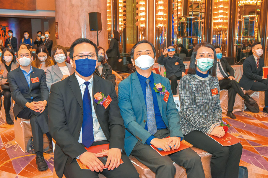 ●左起：香港道教聯合會圓玄學院第三中學校長賴俊榮、中華基督教會桂華山中學校長黃仲良、天主教鳴遠中學校長袁玉蘭。