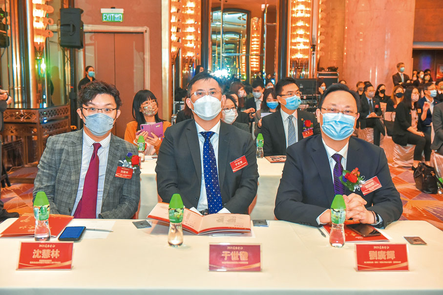 ●左起：青海省政協委員、萬希泉鐘錶有限公司創辦人兼行政總裁沈慧林，金珠船務管理服務有限公司董事總經理于世發，珠江船務企業（股份）有限公司執行董事、董事會主席劉廣輝。