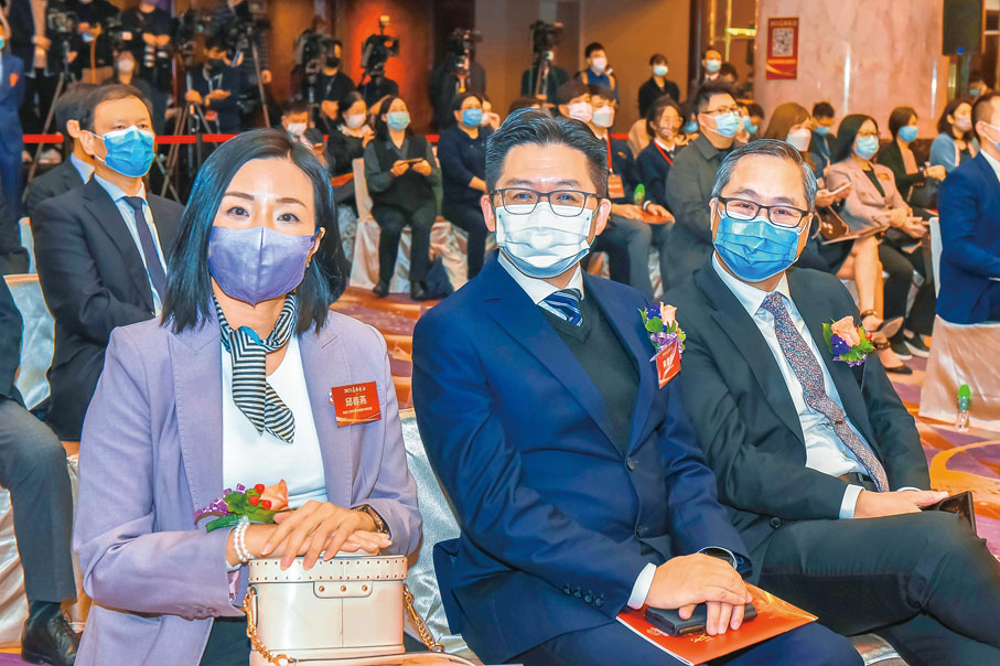 ●左起：東華三院甲寅年總理中學校長邱春燕、神召會康樂中學校長蔡康年、香港特別行政區教育局總項目經理潘慶輝。