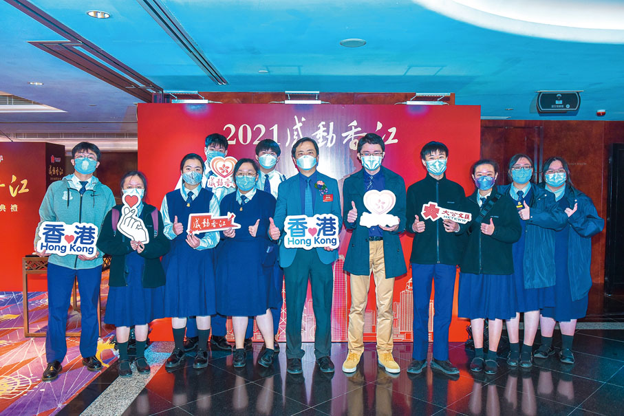 ●中華基督教會桂華山中學校長黃仲良（右六）與師生合影留念。