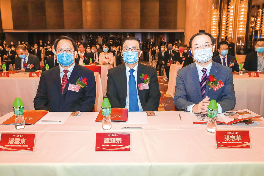 ●左起：全國人大常委、香港再出發大聯盟秘書長譚耀宗，中央政府駐港聯絡辦青年工作部部長張志華。