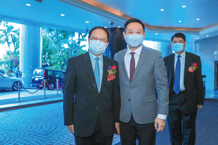 ●左起：香港大公文匯傳媒集團副董事長兼總編輯李大宏、香港特別行政區民政事務局局長徐英偉。