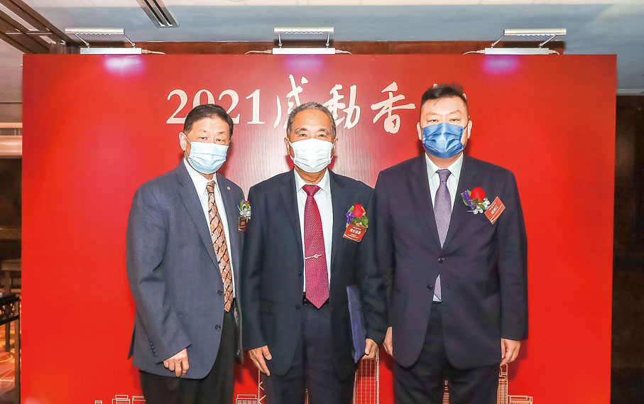 ●左起：全國人大代表胡曉明、全國政協常委周安達源、全國政協委員胡劍江。