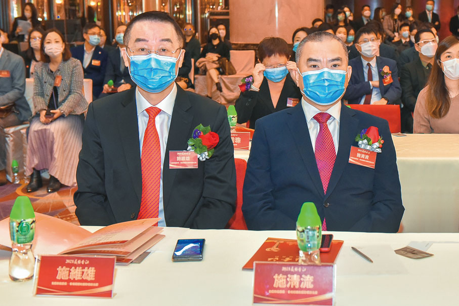 ●左起：全國政協委員、香港福建社團聯會副主席施維雄，全國政協委員、香港福建社團聯會副主席施清流。