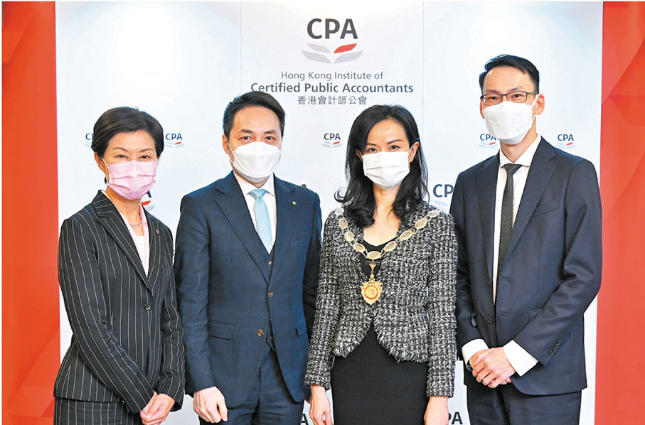 ●香港會計師公會昨日改選。左起：行政總裁兼註冊主任陳詠新、副會長歐振興、會長方蘊萱、副會長梁思傑。