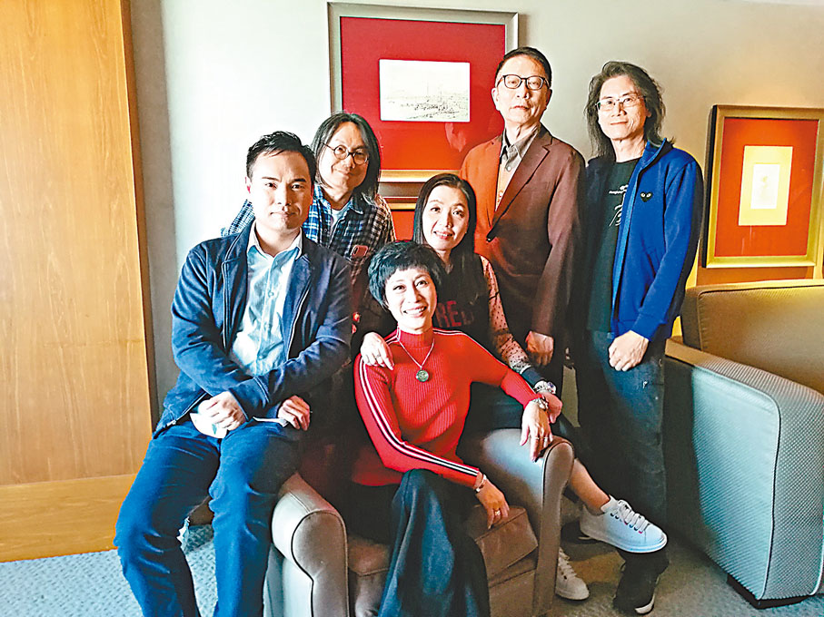 ●（左起）洪海、總監陳善之、衛駿暉、陳咏儀、總監葉家寶、導演吳國亮合力將融合創新的《帝女花》搬上舞台。