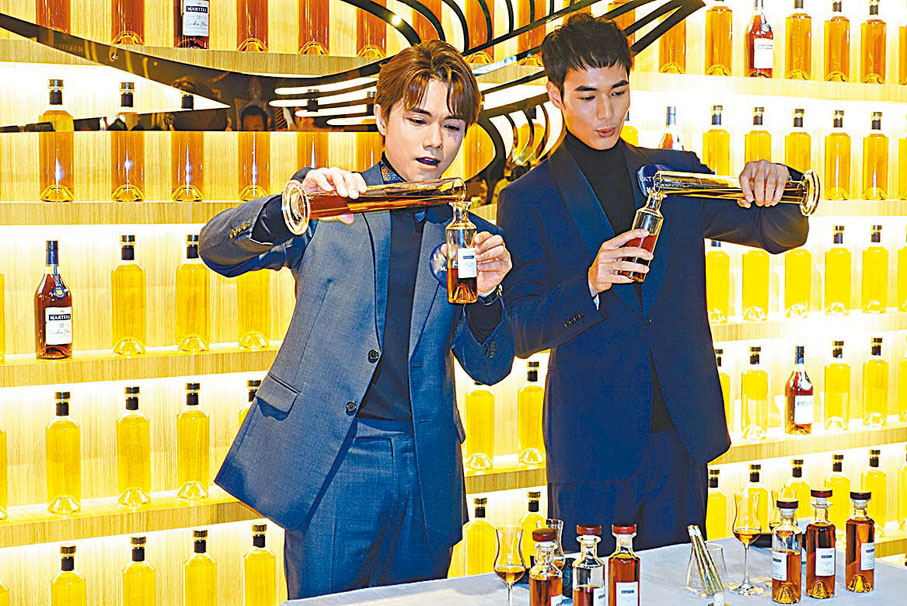 ●張敬軒和楊天宇即場調酒。
