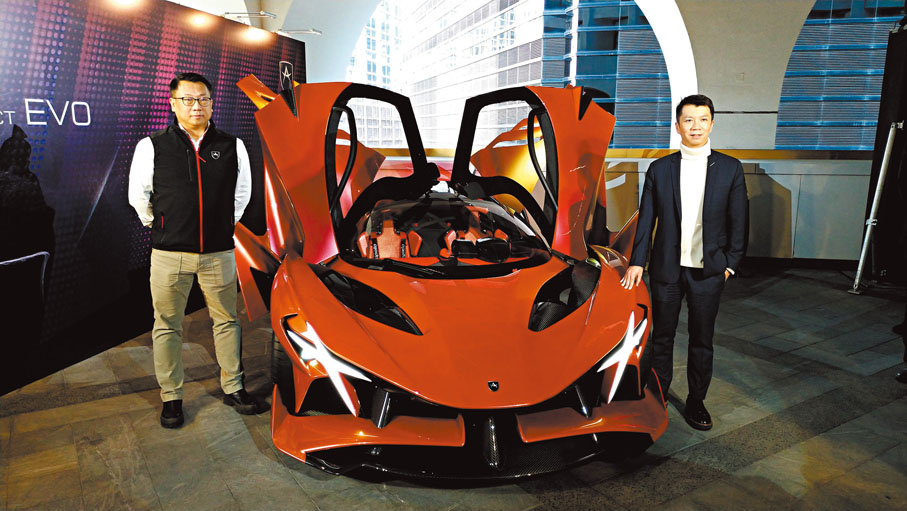 ● 力世紀將推出電動跑車，右為創辦人何敬豐、左為首席執行官宋建文。