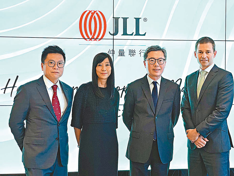 ●曾煥平(右二)料明年樓價最多升半成。左一為陳國章，左二為陳永慧，右一為鮑雅歷。 記者黎梓田  攝