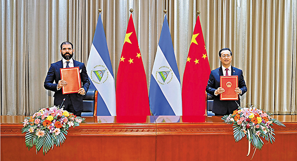 ●12月10日，中國同尼加拉瓜在天津簽署《中華人民共和國和尼加拉瓜共和國關於恢復外交關係的聯合公報》。     新華社