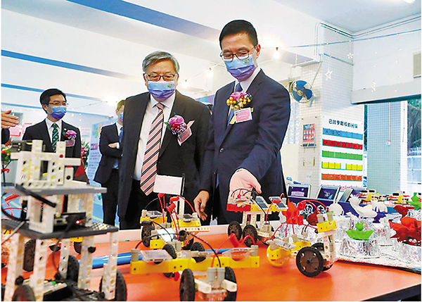 楊潤雄（右）參觀學校的科技創新教育展覽。 香港文匯報記者  攝