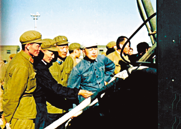 ●12月11日是錢學森誕辰110周年。圖為錢學森（左四）到發射中心指導發射任務。資料圖片