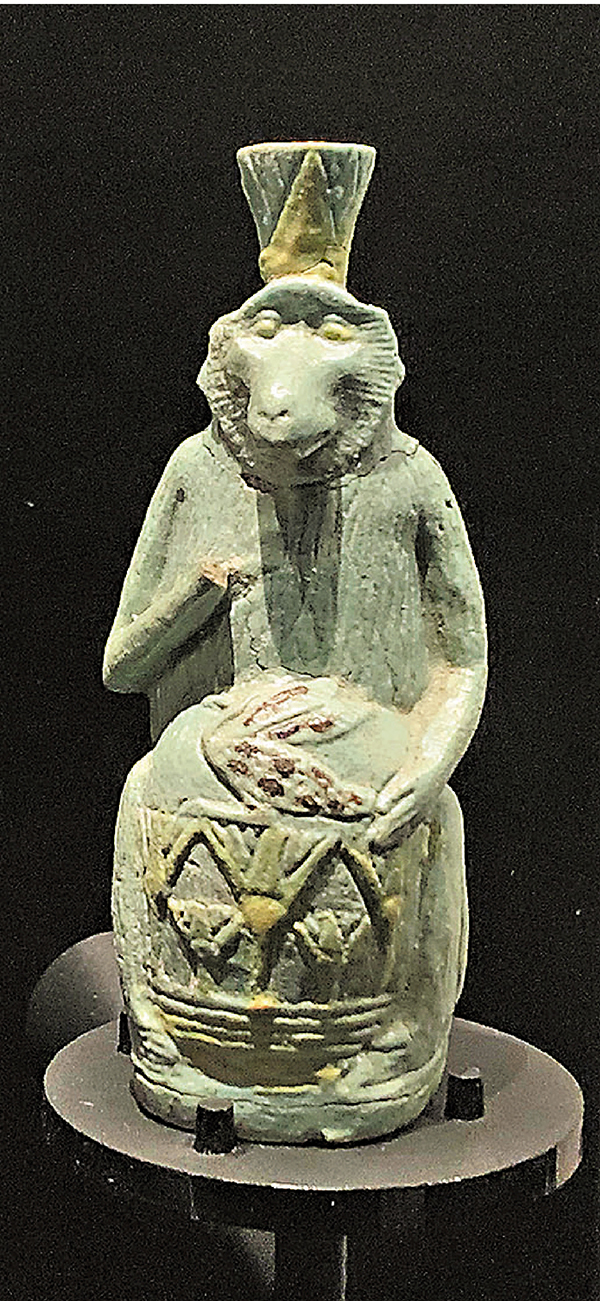 這座含石英成分的小雕像叫費昂斯，是典型的埃及風格物品。