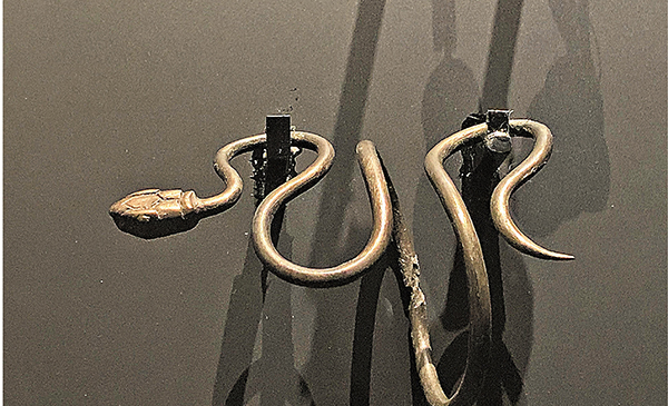 ●女王克利奧帕特拉七世的同款銅合金蛇形手鐲。