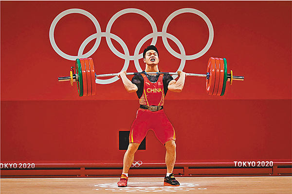 ●中國選手石智勇在東京奧運男子舉重73公斤級決賽奪冠。 資料圖片