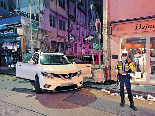 ●中環卑利街車禍，肇禍的菲傭女司機涉嫌「危險駕駛引致他人身體受嚴重傷害」被捕。圖為當日車禍意外現場。 香港文匯報記者  攝