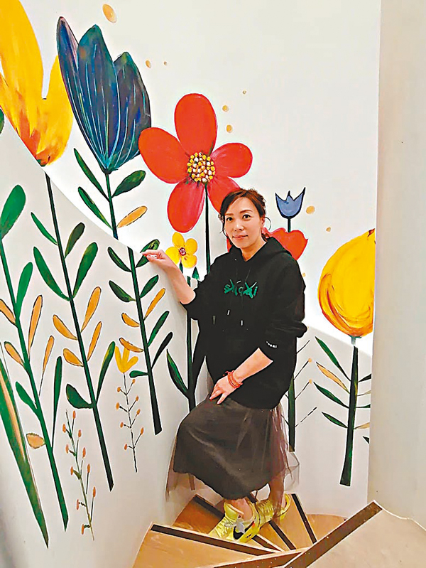 ●新本真茶餐室上二樓的旋轉樓梯，是非常好的打卡位，創辦人林佩佩Sharon示範一下。