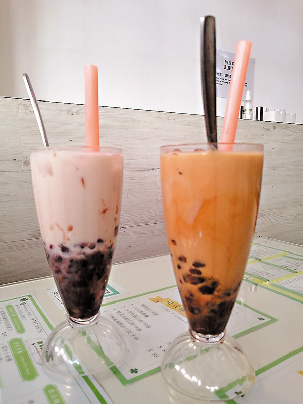 ●本真紅豆冰$29及奶茶紅豆冰$32