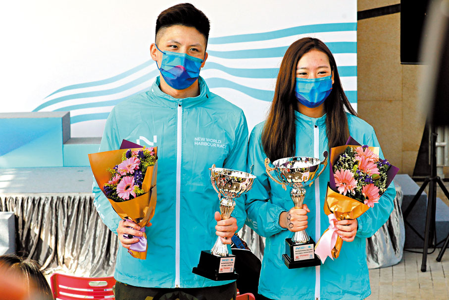 ● 冼展霆（左）與聶芷彥奪冠。 香港文匯報記者  攝