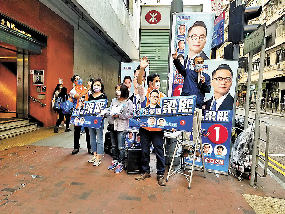 ●曾鈺成（右一）為梁熙站台拉票。 香港文匯報記者  攝