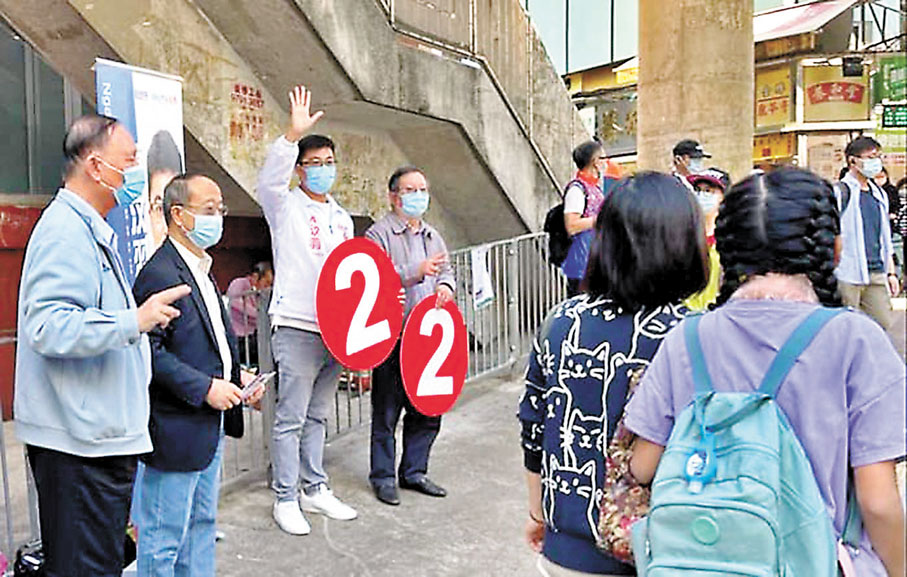 ●顏汶羽（左三）與陳鑑林（左二）落區見街坊。