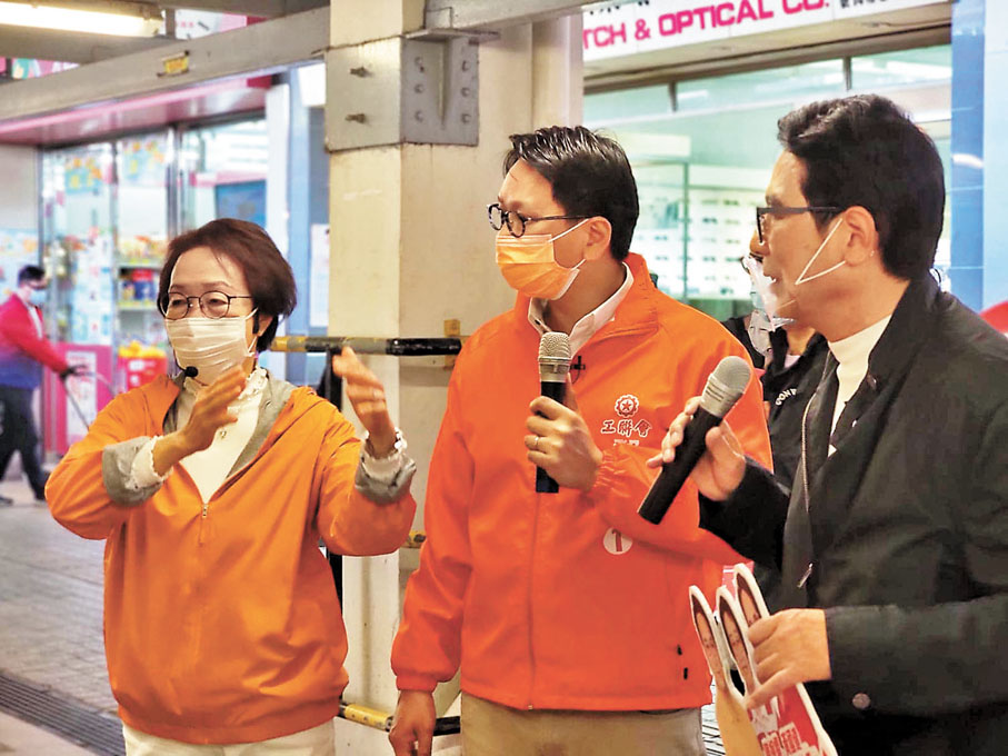 ●鄧家彪（左二）獲陳婉嫻（左一）和黃國健（左三）到場助選。