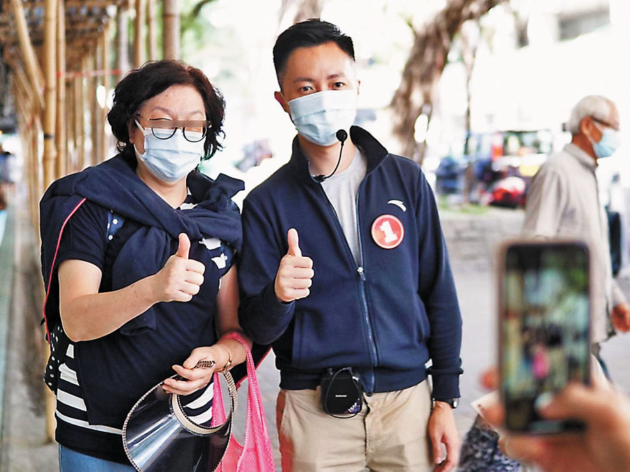 ●李梓敬落區見街坊。