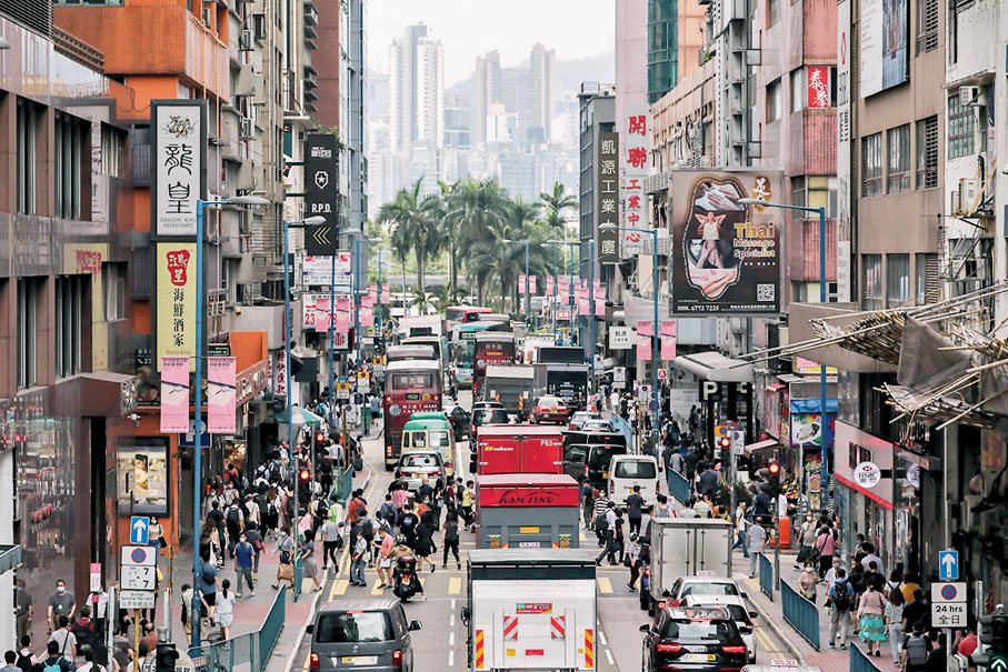● 九龍東街坊表示區內交通問題嚴重，平日上下班高峰期交通均非常擠迫。圖為觀塘開源道交通堵塞。 資料圖片