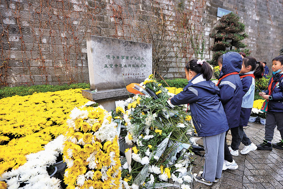 ●12月12日,在第八個國家公祭日來臨之際,南京小學生紛紛來到侵華日軍南京大屠殺遇難同胞叢葬地,敬獻鮮花,悼念遇難同胞。 中新社