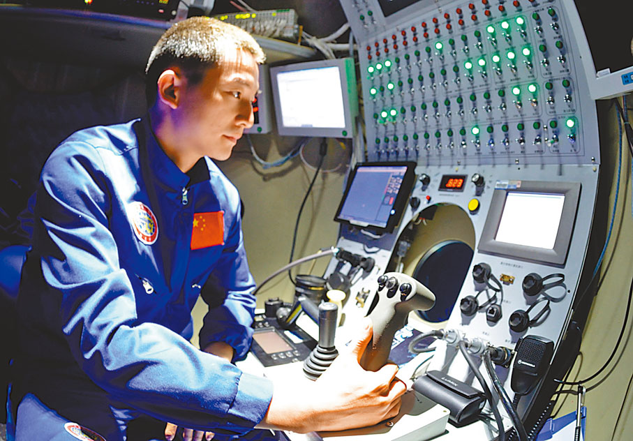 ● 中國潛航員付文韜在「蛟龍號」艙內操作。 作者供圖