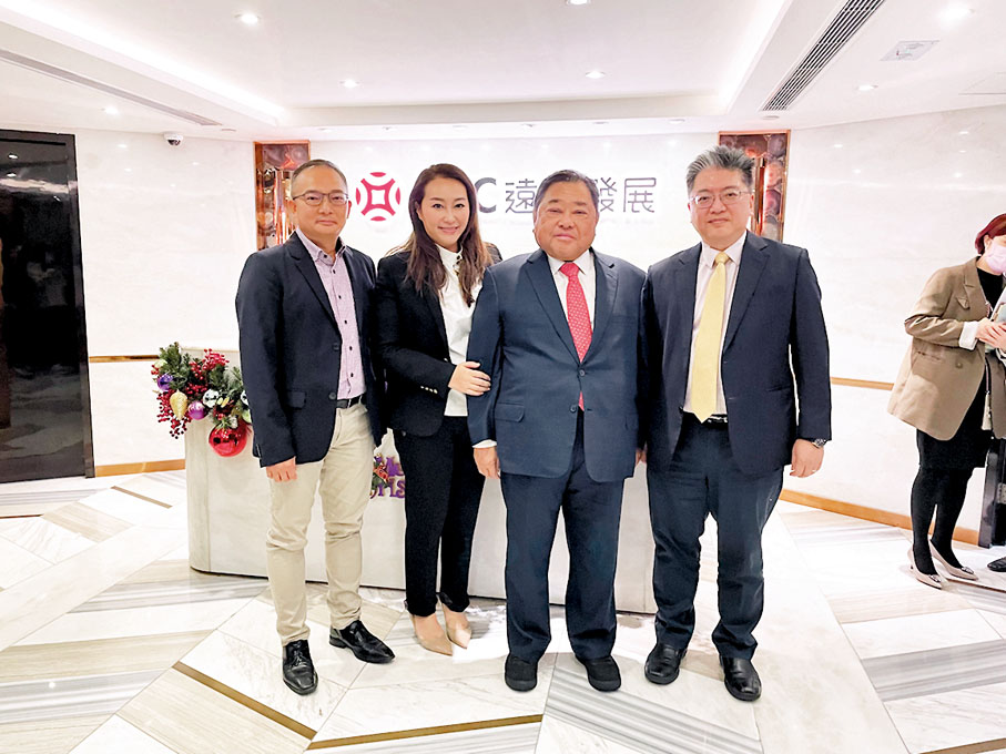 ● 遠東發展主席邱達昌（右二）認為，最近中國內地的房地產商，都各自面對很多不同問題，他們做生意亦不及以前般「勇猛」，因此集團有機會在大灣區「買到好嘢」。 記者黎梓田  攝