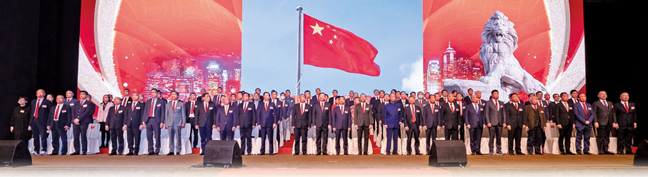 ● 香港石獅同鄉總會慶祝成立31周年暨第16屆董事就職典禮，眾賓主齊唱國歌。