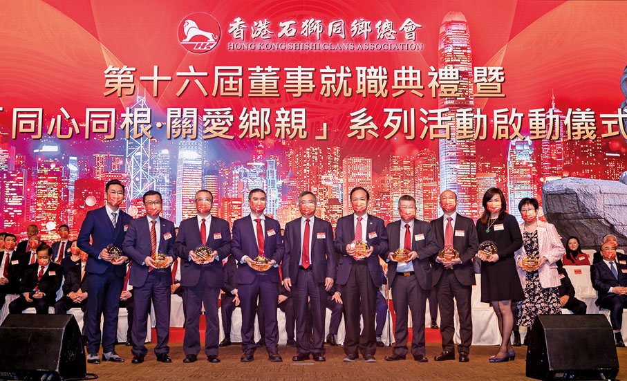 ● 丁炳華（左五）頒發新任名譽會長證書。