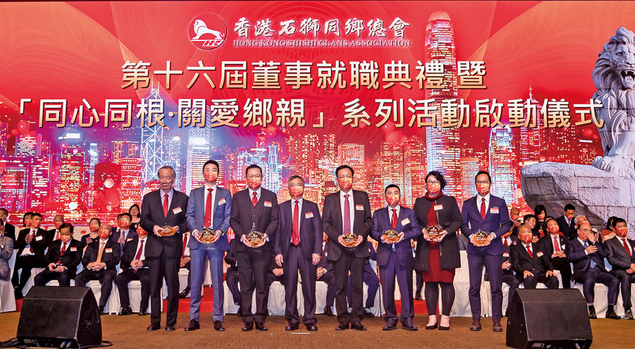 ● 丁炳華（左四）頒發新任名譽會長證書。