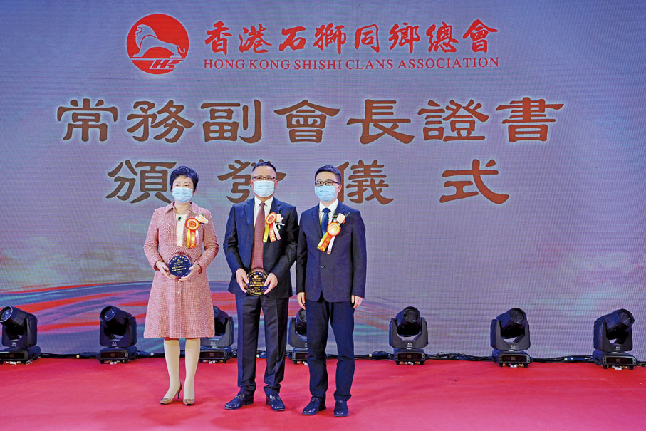 ● 石獅市政府余志偉市長（右）頒發常務副會長證書。