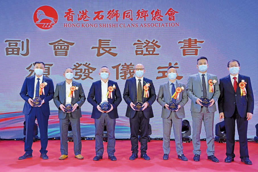 ● 石獅市人大主任上官躍進（右）頒發副會長證書。