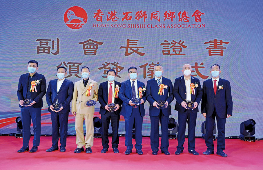 ● 石獅市政協主席林自育（右）頒發副會長證書。