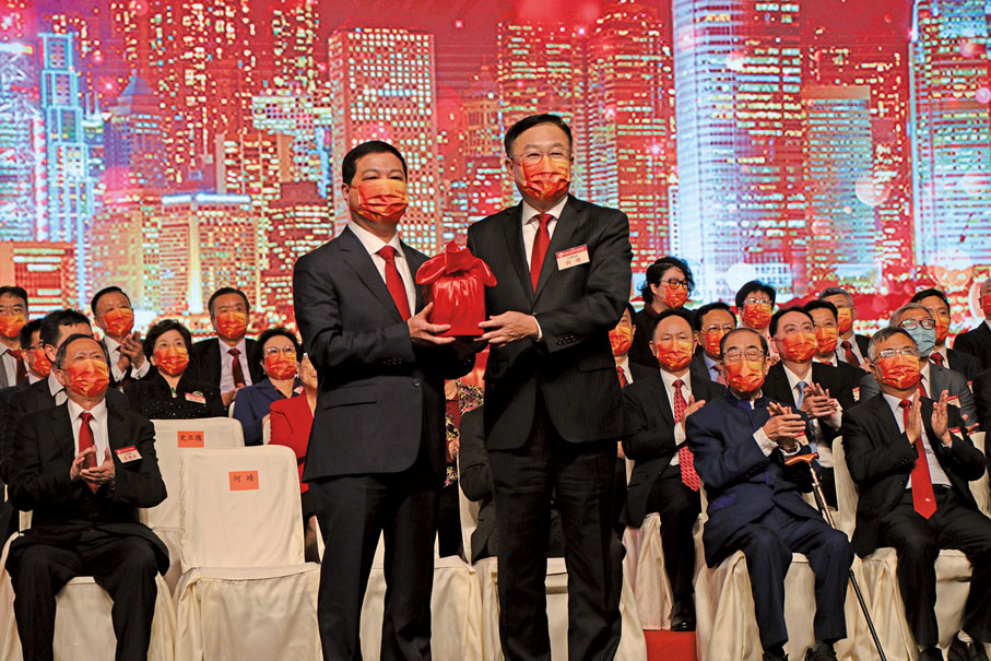 ● 何靖（右）授印信予新一屆董事會會長林佑碧。