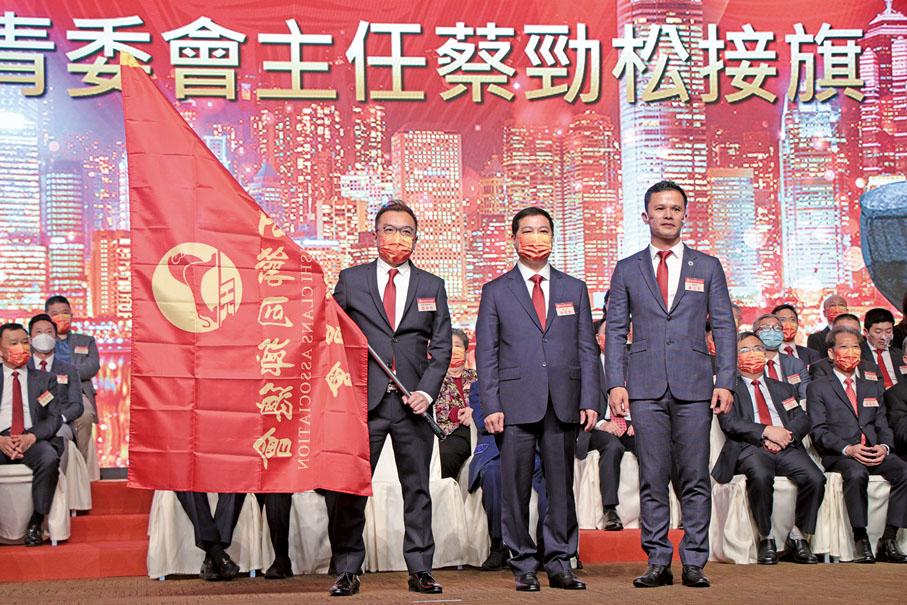 ● 林佑碧（中）為青委會授旗，新一屆青委會主任蔡勁松（左）接旗。
