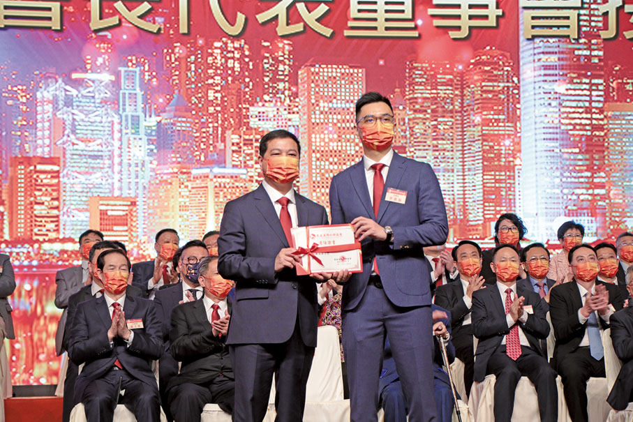 ● 林佑碧（左）頒發董事證書，新一屆董事會秘書長李重振代表全體董事接受。