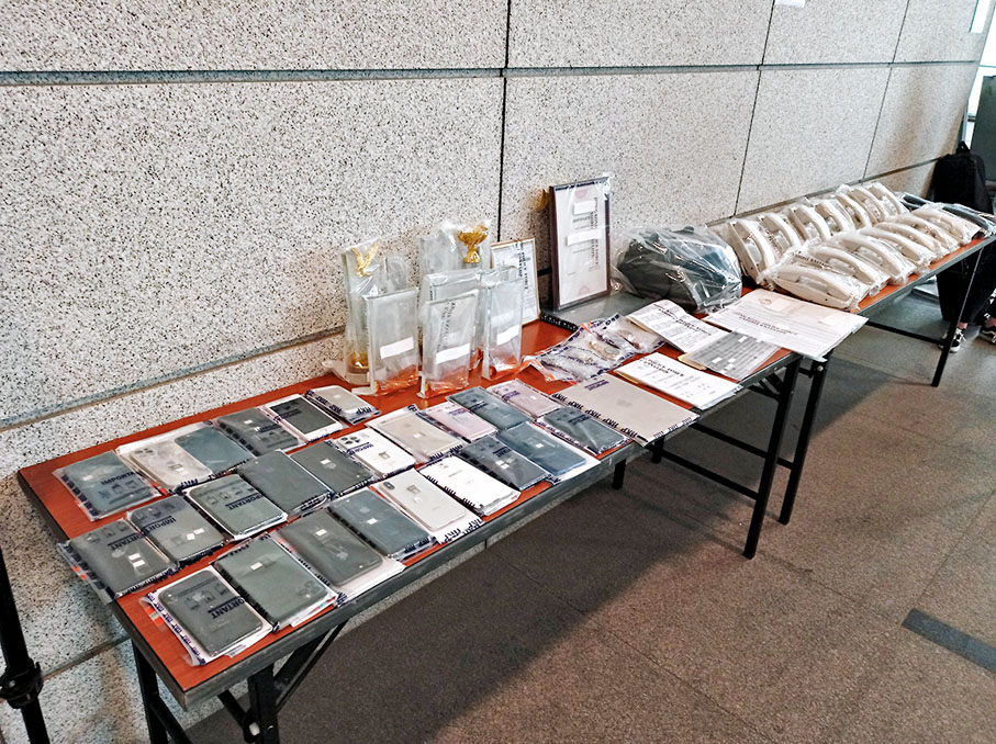 ●警方行動中檢獲電腦、含有虛假陳述投資經紀講稿、開戶文件及數簿等證物。 香港文匯報記者 攝