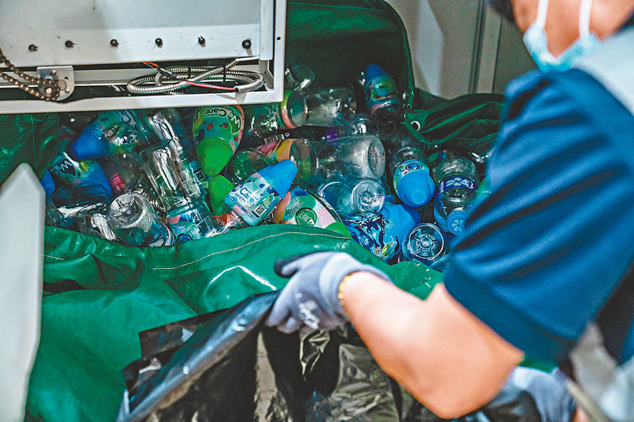 ● 香港開始關注塑膠問題。圖為工人收集商場回收的膠樽。 資料圖片